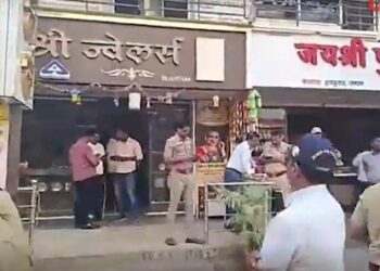Robbery at a jeweler’s shop in Dhaari in the afternoon ; 25 tolas of gold looted at the point of a plastic pistol