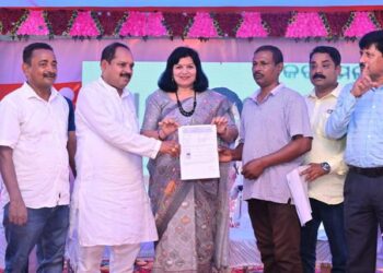 ବୋଲଗଡ଼ ବେଗୁନିଆରେ ଘରକୁ ଘର ବୁଲି ଅନ୍ତ୍ୟୋଦୟ ଯୋଜନା କାର୍ଯ୍ୟାଦେଶ ବାଣ୍ଟିଲେ ସାଂସଦ ଅପରାଜିତା