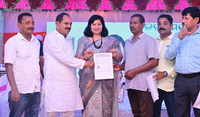 ବୋଲଗଡ଼ ବେଗୁନିଆରେ ଘରକୁ ଘର ବୁଲି ଅନ୍ତ୍ୟୋଦୟ ଯୋଜନା କାର୍ଯ୍ୟାଦେଶ ବାଣ୍ଟିଲେ ସାଂସଦ ଅପରାଜିତା