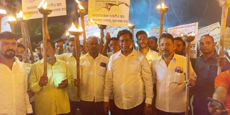 ପହଲଗାମ ଆତଙ୍କବାଦୀ ଆକ୍ରମଣକୁ ଦୃଢ ନିନ୍ଦା : ମୃତକଙ୍କ ସ୍ମୃତି ଉଦ୍ଦେଶ୍ୟରେ କ୍ଯାଣ୍ଡେଲ ଶୋଭାଯାତ୍ରା