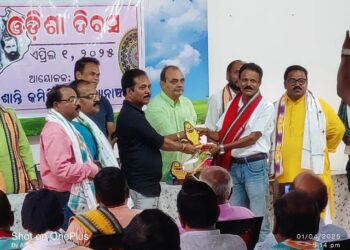 ଆଞ୍ଚଳିକ ଶାନ୍ତି କମିଟି ପକ୍ଷରୁ ଓଡିଶା ଦିବସରେ ବିଭିନ୍ନ ବ୍ୟକ୍ତିଙ୍କୁ ସମ୍ବର୍ଦ୍ଧିତ କରାଗଲା