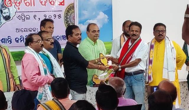 ଆଞ୍ଚଳିକ ଶାନ୍ତି କମିଟି ପକ୍ଷରୁ ଓଡିଶା ଦିବସରେ ବିଭିନ୍ନ ବ୍ୟକ୍ତିଙ୍କୁ ସମ୍ବର୍ଦ୍ଧିତ କରାଗଲା