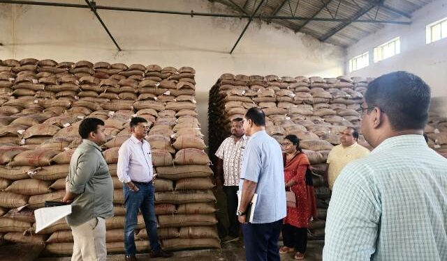 ଶ୍ରୀ ସଞ୍ଜୟ କୁମାର ସିଂହ, IAS, ପ୍ରମୁଖ ସଚିବ, ଗ୍ରାମୀଣ ବିକାଶ : ସୂଚନା ଓ ଲୋକସମ୍ପର୍କ – ଖାଦ୍ୟ ଯୋଗାଣ ଓ ଉପଭୋକ୍ତା ସୁରକ୍ଷା ବିଭାଗ ଙ୍କ ଦଶପଲ୍ଲା ଆକାଂକ୍ଷୀ ବ୍ଲକକୁ ପରିଦର୍ଶନ 