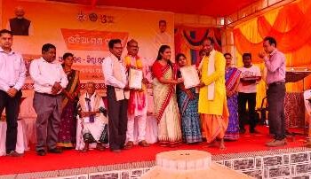 “ଲୋକକଳା ପାଇଁ ଦିନଟିଏ ” ବାଲିଗୁଡା ଅଞ୍ଚଳର ଯୁବ ନାଟ୍ୟକାର ପ୍ରମୋଦ ଦଣ୍ଡସେନାଙ୍କୁ ସମ୍ବର୍ଦ୍ଧନା