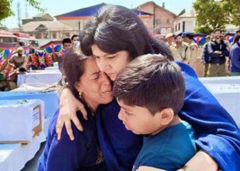 ପେହଲଗାମ ଆତଙ୍କବାଦୀ ଆକ୍ରମଣ, ମାନବିକତାର ହତ୍ୟା : ଅପରାଜିତା ଷଡ଼ଙ୍ଗୀ ଓଡ଼ିଆ ପରିବାର ଙ୍କୁ ଭେଟି ଜଣାଇଲେ ସମବେଦନା