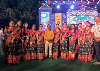 ୨୧ ତମ କଟକ ବୈଶାଖୀ ବାଣିଜ୍ୟ ମେଳାରେ ମନ ମୋହିଲା ଦାଣ୍ଡିଆ ନୃତ୍ୟ