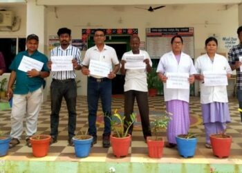 ସ୍ୱାସ୍ଥ୍ୟ କର୍ମଚାରୀ ଙ୍କୁ ସ୍ୱାସ୍ଥ୍ୟବୀମା ରେ ସାମିଲ ଦାବୀ : ରାଜସୁନାଖଳା ଗୋଷ୍ଠୀ ସ୍ୱାସ୍ଥ୍ୟକେନ୍ଦ୍ର ଅଧିନ ରେ ପ୍ଳା କାର୍ଡ ପ୍ରଦର୍ଶନ