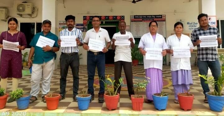 ସ୍ୱାସ୍ଥ୍ୟ କର୍ମଚାରୀ ଙ୍କୁ ସ୍ୱାସ୍ଥ୍ୟବୀମା ରେ ସାମିଲ ଦାବୀ : ରାଜସୁନାଖଳା ଗୋଷ୍ଠୀ ସ୍ୱାସ୍ଥ୍ୟକେନ୍ଦ୍ର ଅଧିନ ରେ ପ୍ଳା କାର୍ଡ ପ୍ରଦର୍ଶନ