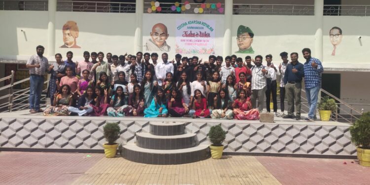 ଓଡ଼ିଶା ଆଦର୍ଶ ବିଦ୍ୟାଳୟ ରାମନାଗୁଡ଼ାର ଦଶମ ଓ ଦ୍ଵାଦଶ ଶ୍ରେଣୀର ଛାତ୍ର ଛାତ୍ରୀଙ୍କୁ ବିଦାୟ କାଳୀନ ସମ୍ବର୍ଦ୍ଧନା: ପୁରୁଣା ସ୍ମୃତି ଏବଂ ନୂତନ ଆରମ୍ଭର ଏକ ଅଭୁଲା ଦିନ