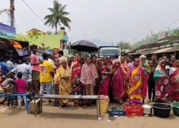 ସ୍ଲୋଗ – ପାନୀୟଜଳ ଅଭାବରୁ ଜାତୀୟରାଜପଥ ଅବରୋଧ କରିବା ସହ ବିଡିଓ ଙ୍କୁ ବିନ୍ଧିକି ବଡାଇବାକୁ ଅଡିବସିଥିଲେ