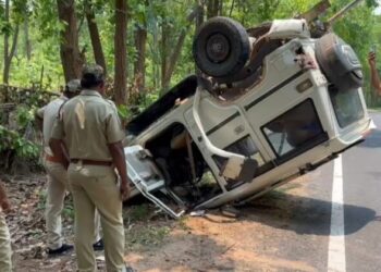 ଭାରସାମ୍ୟ ହରାଇ ନାରିଙ୍ଗୀ ଘାଟିରେ ବୋଲେରୋ ଦୁର୍ଘଟଣା ଗସ୍ତ, ଡ଼୍ରାଇଭର ଗୁରୁତର