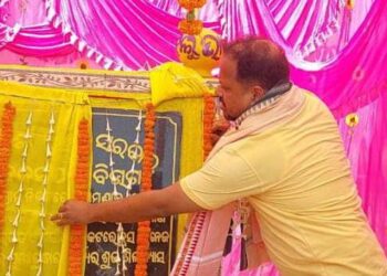 ଧୁ ଧୁ ଖରା ତାତିରେ ଲୋକଙ୍କ ଜୀବନସହ ଖେଳ ଖେଳୁଛନ୍ତି ବିଧାୟକ : ଅସହ୍ୟ ଗୁଳୁଗୁଳିରେ ଆୟୋଜନ ହେଉଛି ଶିଳାନ୍ୟାସ ଉତ୍ସବ କାହା ସ୍ବାର୍ଥରେ !