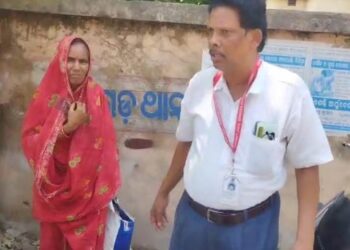 ଡହଡହ ଖରାରେ ରାସ୍ତାକଡ଼ରୁ ବୃଦ୍ଧା ଉଦ୍ଧାର