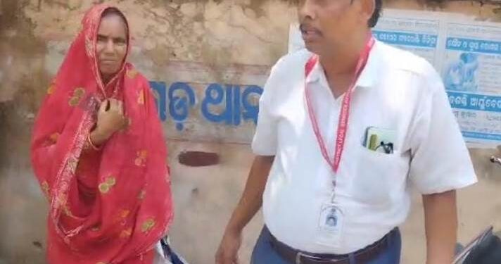 ଡହଡହ ଖରାରେ ରାସ୍ତାକଡ଼ରୁ ବୃଦ୍ଧା ଉଦ୍ଧାର