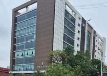 Raid on fake call center in Kharadi : 200 police reached at once, 100 people detained