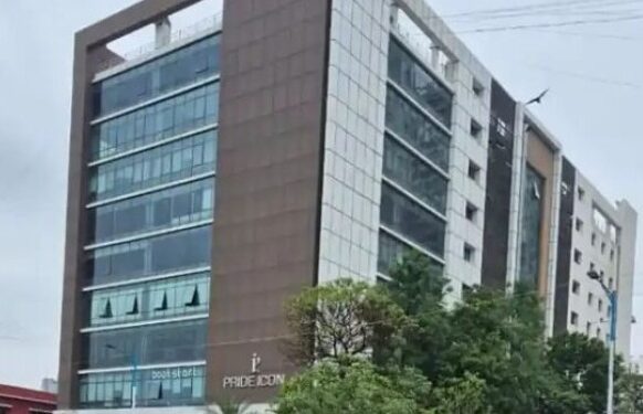 Raid on fake call center in Kharadi : 200 police reached at once, 100 people detained