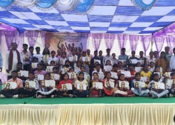 ଶିକ୍ଷାରେ ଉଲ୍ଲେଖନୀୟ ସଫଳତା ପାଇଁ ୪୮ ଆଦିବାସୀ ଛାତ୍ରଛାତ୍ରୀ ସମ୍ମାନିତ