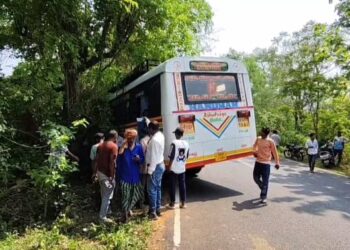 ଭାରସାମ୍ୟ ହରାଇ ରାସ୍ତାକଡକୁ ଖସିଲା ବସ୍