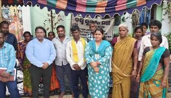 ପାରଳାଖେମୁଣ୍ଡି ବସ୍ତି ସୁରକ୍ଷା ମଞ୍ଚର ଆମରଣ ଅନଶନ ପ୍ରଶାସନର ପ୍ରତିଶ୍ରୁତି ପରେ ପ୍ରତ୍ୟାହୃତ