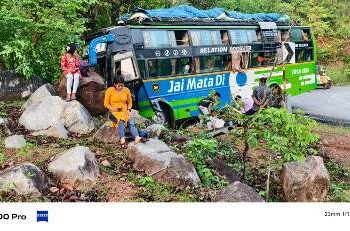 ପାହାଡରେ ପିଟି ହେଲା ଯାତ୍ରୀବାହୀ ବସ୍‌ : ୩ ଯାତ୍ରୀ ଗୁରୁତର ହସ୍ପିଟାଲରେ ଭର୍ତ୍ତି