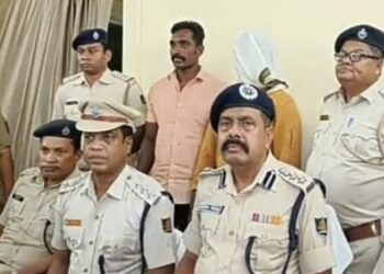 ଗଜପତି ପୋଲିସ କୁ ମିଳିଛି ବଡ ସଫଳତା : ବୟସ୍କ ଦମ୍ପତ୍ତି ଙ୍କ ବେକରୁ ସୁନା ଗହଣା ଝାମ୍ପୀ ନେଉଥିବା ଲୁଟେରା ପୋଲିସ ହାତରେ ଧରା ପଡ଼ି ଗିରଫ ବହୁ ମାତ୍ରାରେ ସୁନା ଗହଣା ଜବତ