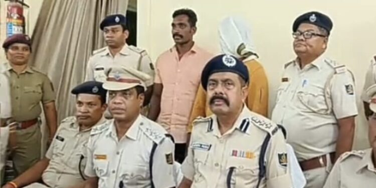 ଗଜପତି ପୋଲିସ କୁ ମିଳିଛି ବଡ ସଫଳତା : ବୟସ୍କ ଦମ୍ପତ୍ତି ଙ୍କ ବେକରୁ ସୁନା ଗହଣା ଝାମ୍ପୀ ନେଉଥିବା ଲୁଟେରା ପୋଲିସ ହାତରେ ଧରା ପଡ଼ି ଗିରଫ ବହୁ ମାତ୍ରାରେ ସୁନା ଗହଣା ଜବତ