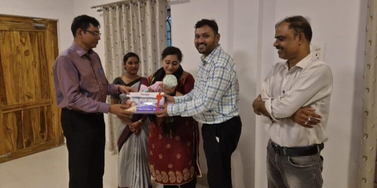 ଗଜପତିରୁ ପୋଷ୍ୟ ସନ୍ତାନ ଗ୍ରହଣ କଲେ ମହାରାଷ୍ଟ୍ର ଦମ୍ପତି