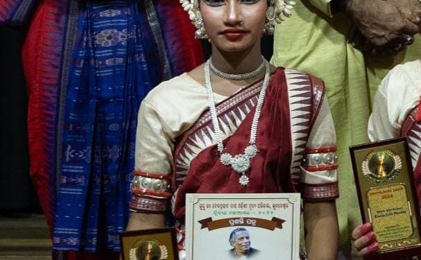 ଆଦିବାସୀ ଝିଅ ପାଇଲେ ଓଡ଼ିଶୀ ନୃତ୍ୟ ଛାତ୍ରବୃତ୍ତି ଅଭିନନ୍ଦନ ଜଣାଇଲେ ଗଜପତି ଜିଲ୍ଳାବାସୀ