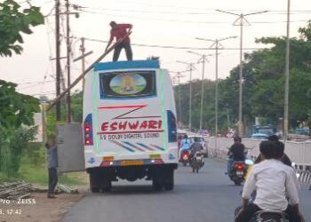 ଯାତ୍ରୀବାହୀ ବସ ଯୋଗେ କାଠ,ବାଉଁଶ ପରିବହନ : ବନ ବିଭାଗ ନିଦାବିଷ୍ଣୁ