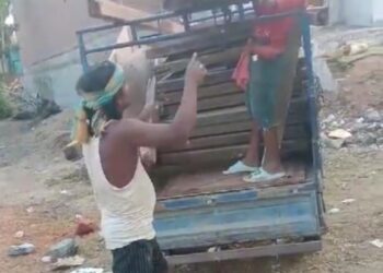 ଶାସନଆମ୍ବଗାଁ ଉଚ୍ଚ ପ୍ରାଥମିକ ବିଦ୍ୟାଳୟରୁ କାଠ ସାମଗ୍ରୀ ହେରଫେର : ବିଡିଓଙ୍କୁ ଅଭିଯୋଗ କଲେ ବିଦ୍ୟାଳୟ ପ୍ରଧାନ ଶିକ୍ଷକ ଓ କମିଟି ସଭାପତି