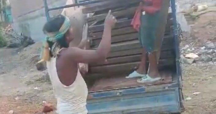 ଶାସନଆମ୍ବଗାଁ ଉଚ୍ଚ ପ୍ରାଥମିକ ବିଦ୍ୟାଳୟରୁ କାଠ ସାମଗ୍ରୀ ହେରଫେର : ବିଡିଓଙ୍କୁ ଅଭିଯୋଗ କଲେ ବିଦ୍ୟାଳୟ ପ୍ରଧାନ ଶିକ୍ଷକ ଓ କମିଟି ସଭାପତି