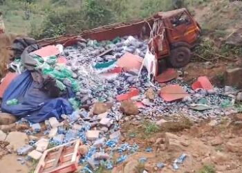 ଗଦ୍ରିଙ୍ଗିଆ ଘାଟିରେ ବାରମ୍ବାର ଦୁର୍ଘଟଣା ହେଉଛି : ଭାରସାମ୍ୟ ହରାଇ ଓଲଟିଲା ଥଣ୍ଡା ପାନୀୟ ବୋଝେଇ ଟ୍ରକ୍