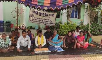 ପାରଳାଖେମୁଣ୍ଡି ମୁନିସିପାଲିଟି କାର୍ଯ୍ୟାଳୟ ସମ୍ମୁଖରେ ବସ୍ତିବାସିନ୍ଦାଙ୍କ ଆମରଣ ଅନଶନ