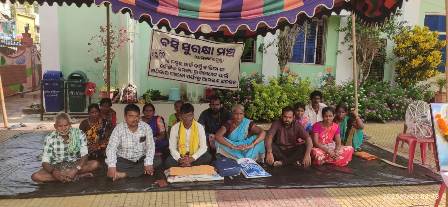 ପାରଳାଖେମୁଣ୍ଡି ମୁନିସିପାଲିଟି କାର୍ଯ୍ୟାଳୟ ସମ୍ମୁଖରେ ବସ୍ତିବାସିନ୍ଦାଙ୍କ ଆମରଣ ଅନଶନ