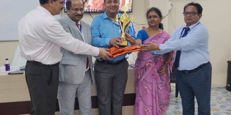 ବ୍ଯାଙ୍କ ମ୍ଯାନେଜର ସମ୍ମାନିତ
