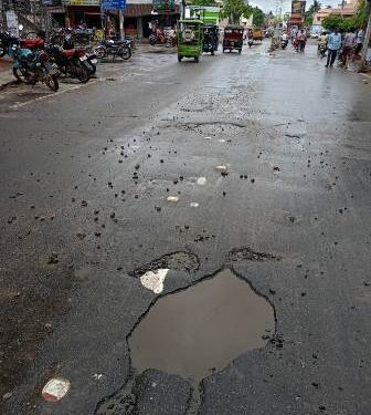 ମେଡିକାଲଛକ ରୁ ଦରଜିପୋଖରୀ ଛକ ରାସ୍ତା ପାଲଟିଛି ମରଣଯନ୍ତା