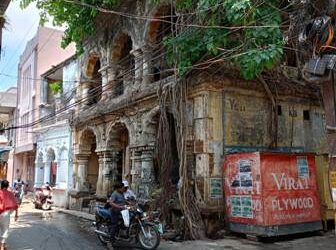 ବିପଦସଙ୍କୁଳ କୋଠା ଉପରେ ବିରାଟ ଓସ୍ତ ଗଛ ପର୍ଯ୍ୟଟକ ତୀର୍ଥଯାତ୍ରୀ ଓ ସହରବାସୀଙ୍କ ପାଇଁ ବିପଦ