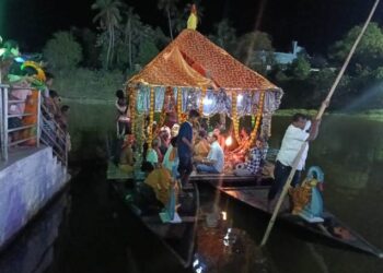 ବିଧାୟିକା ଙ୍କୁ ଅପେକ୍ଷା କରି ଶ୍ରୀ ଜୀଉଙ୍କ ଚାପ ଖେଳରେ ବିଳମ୍ବ : ନୌକାରେ ଶ୍ରୀଜିଉ ଙ୍କ ସମେତ ନେତା ଓ ସେବାୟତଙ୍କୁ ବସାଇ – କାତ ମାରିଲେ ଦେଉଳ ମ୍ୟାନେଜର