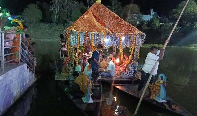 ବିଧାୟିକା ଙ୍କୁ ଅପେକ୍ଷା କରି ଶ୍ରୀ ଜୀଉଙ୍କ ଚାପ ଖେଳରେ ବିଳମ୍ବ : ନୌକାରେ ଶ୍ରୀଜିଉ ଙ୍କ ସମେତ ନେତା ଓ ସେବାୟତଙ୍କୁ ବସାଇ – କାତ ମାରିଲେ ଦେଉଳ ମ୍ୟାନେଜର