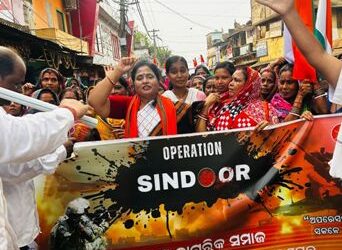 ରାଜସୁନାଖଳାରେ ଆୟୋଜିତ ହେଲା ତି୍ରଙ୍ଗା ଯାତ୍ରା : ପତାକା ଦେଖାଇ ଶୁଭାରମ୍ଭ କଲେ – ବାଚସ୍ପତି ଶ୍ରୀମତୀ ପାଢ଼ୀ