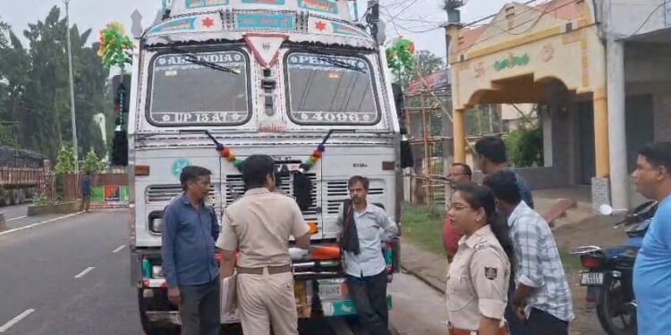 ଗୋଖାଦ୍ୟ ବୋଝେଇ ଟ୍ରକ୍ ରେ ଚାଲାଣ ହେଉଥିଲା ଗଞ୍ଜେଇ – ମାଡିବସିଲା ଗୁଣୁପୁର ପୋଲିସ୍