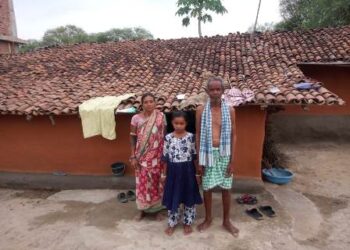 ଜିଲ୍ଲା ପ୍ରଶାସନ ଆଖି ଥାଇ ଅନ୍ଧ : କେବେ ଭତ୍ତା ପାଇବେ ଦିବ୍ୟାଙ୍ଗ ଲତା ଝାଙ୍କର – ସରକାରୀ ଯୋଜନା ରୁ ବଞ୍ଚିତ ଆଦିବାସୀ ପରିବାର