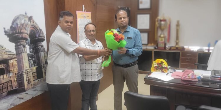 ସୂଚନା ଓ ଲୋକସମ୍ପର୍କ ବିଭାଗର ନିର୍ଦ୍ଦେଶକ ଶ୍ରୀଯୁକ୍ତ ଅନୁଜ କୁମାର ଦାସ ପଟ୍ଟନାୟକ ମହୋଦୟଙ୍କୁ : ‘ମିଡିଆ ଫେଡରେସନ ଅଫ୍ ଓଡିଶା’ ତରଫରୁ ସମ୍ୱର୍ଦ୍ଧନା