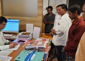 ୫୦ ଏକର ଜମିକୁ ବେଆଇନ ଭାବେ ହାତେଇବା ପାଇଁ ଧନୀକ ବ୍ୟକ୍ତିଙ୍କ ଅପଚେଷ୍ଟା ବିରୁଦ୍ଧରେ ଗଜପତି ପ୍ରଶାସନର ଦ୍ବାରସ୍ଥ ହେଲେ ଗ୍ରାମବାସୀ