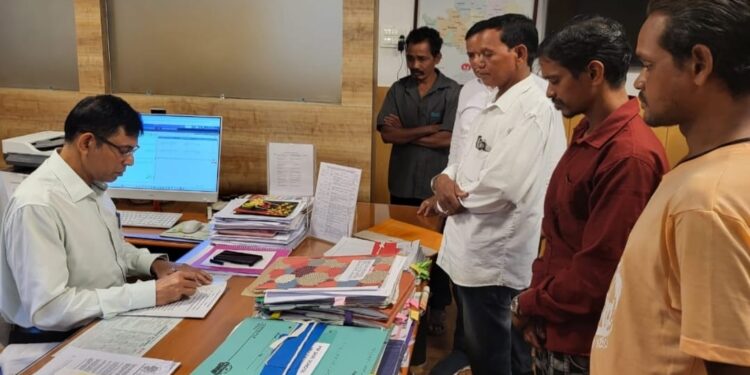 ୫୦ ଏକର ଜମିକୁ ବେଆଇନ ଭାବେ ହାତେଇବା ପାଇଁ ଧନୀକ ବ୍ୟକ୍ତିଙ୍କ ଅପଚେଷ୍ଟା ବିରୁଦ୍ଧରେ ଗଜପତି ପ୍ରଶାସନର ଦ୍ବାରସ୍ଥ ହେଲେ ଗ୍ରାମବାସୀ