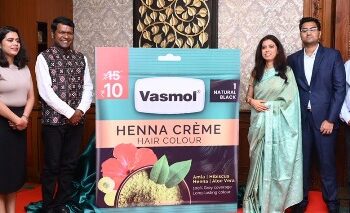 ପରମ୍ପରାରୁ ଉଦ୍ଭବ, ପ୍ରକୃତି ଦ୍ୱାରା ପରିଚାଳିତ ଭାସମଲ୍‌ ଏକ କଳାକୃତି ସହିତ ରଥଯାତ୍ରାକୁ ସମ୍ମାନ ପ୍ରଦର୍ଶନ କରୁଛି ଏବଂ ଶୁଭାରମ୍ଭ କରୁଛି ହେନା କ୍ରିମ ହେୟାର କଲର୍‌