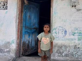 କରୋନା ରେ ବାପା ଙ୍କ ମୃତ୍ୟୁ : ସରକାରି ଯୋଜନା କୁ ମାଁ ନେଇ ଫେରାର