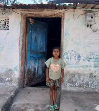 କରୋନା ରେ ବାପା ଙ୍କ ମୃତ୍ୟୁ : ସରକାରି ଯୋଜନା କୁ ମାଁ ନେଇ ଫେରାର