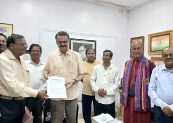 କଟକ ଉଠାଦୋକାନୀକୁ ଥଇଥାନ ଓ ଭେଣ୍ଡିଂଜୋନ ଦାବିରେ ସାଂସଦଙ୍କୁ ଦାବିପତ୍ର