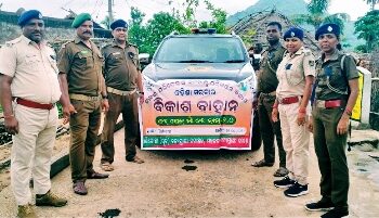 କଳା ବ୍ୟାଚ୍ ପିନ୍ଧିଲେ ବନ କର୍ମଚାରୀ